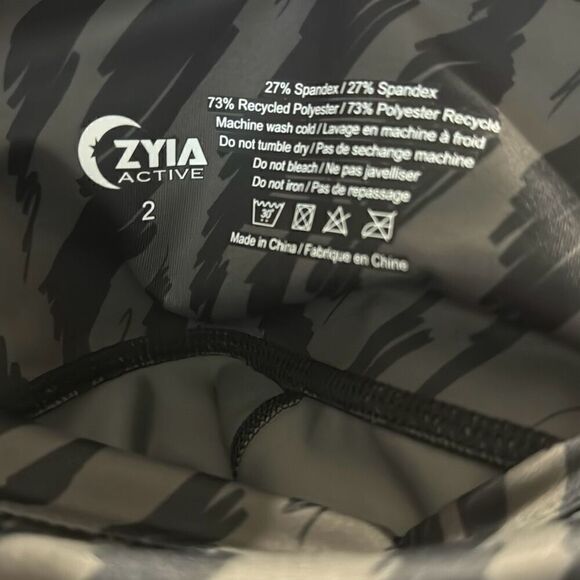ZYIA Active Light N Tight Zebra Print Capri Legginngs Black Gray Size 2 - Picture 3 of 4